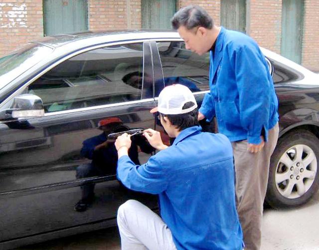 大团镇汽车钥匙丢在车里面怎么办?